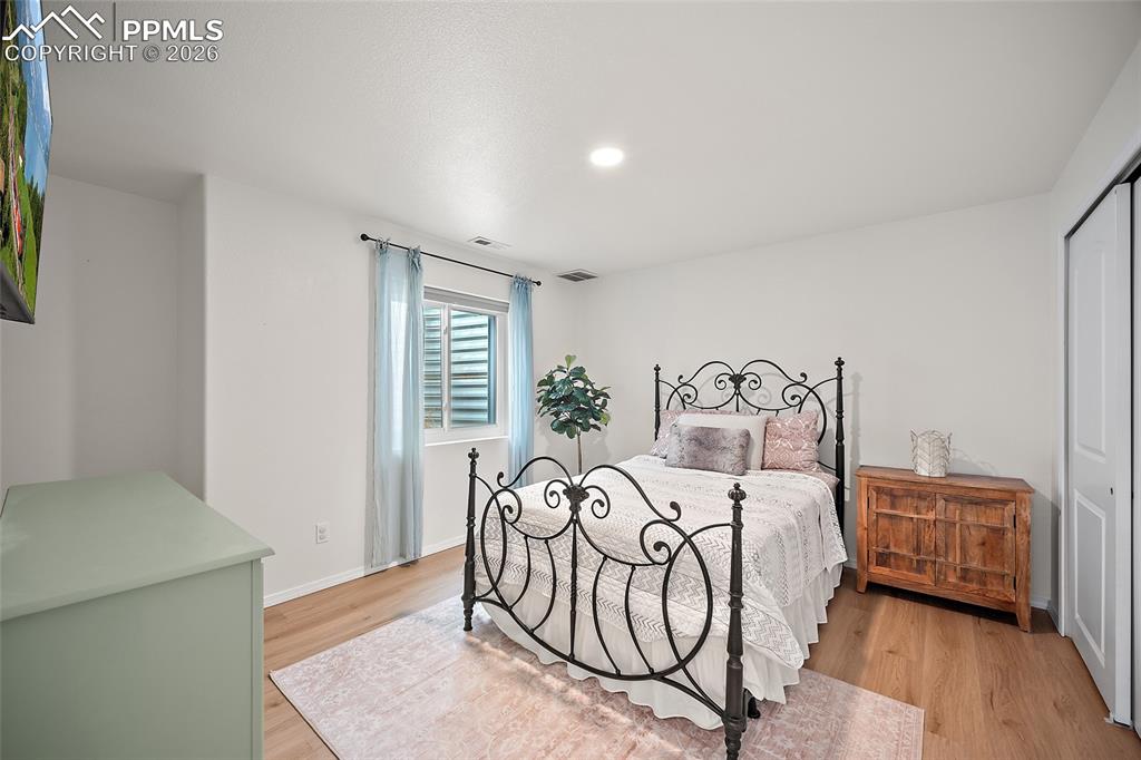 Image 32 of 44: Bedroom