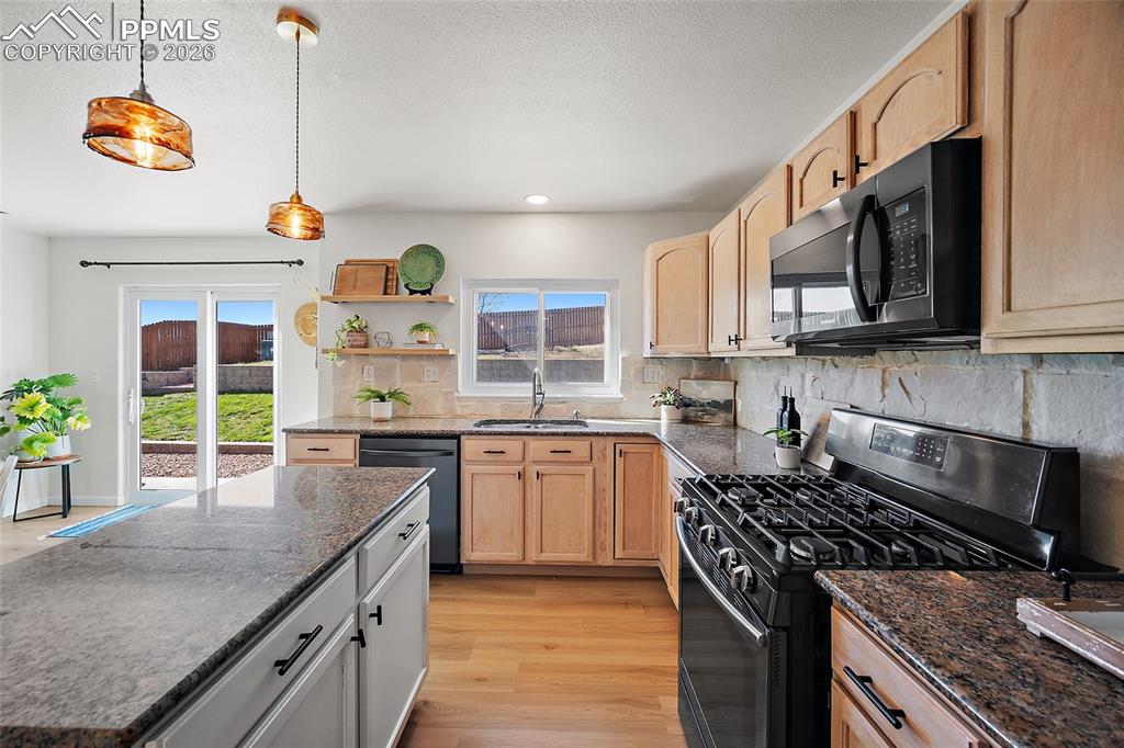 Image 4 of 44: Kitchen