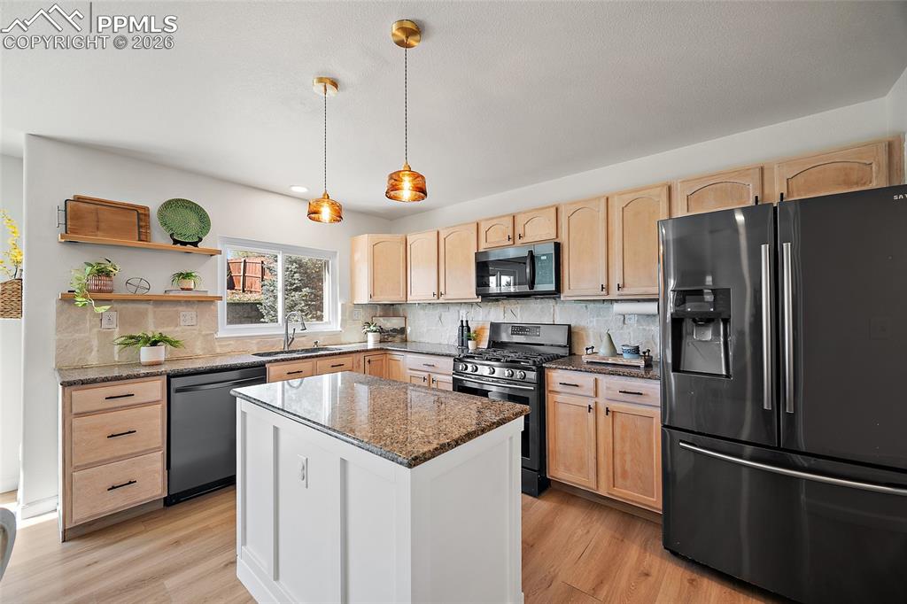 Image 5 of 44: Kitchen