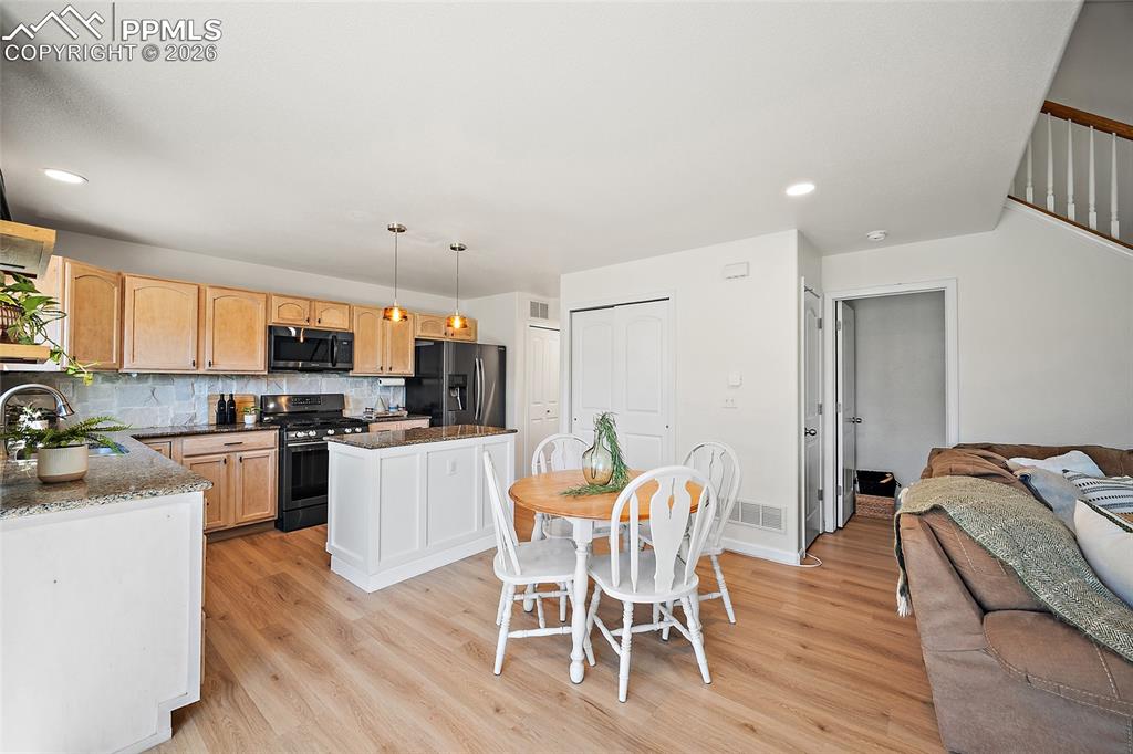 Image 9 of 44: Kitchen