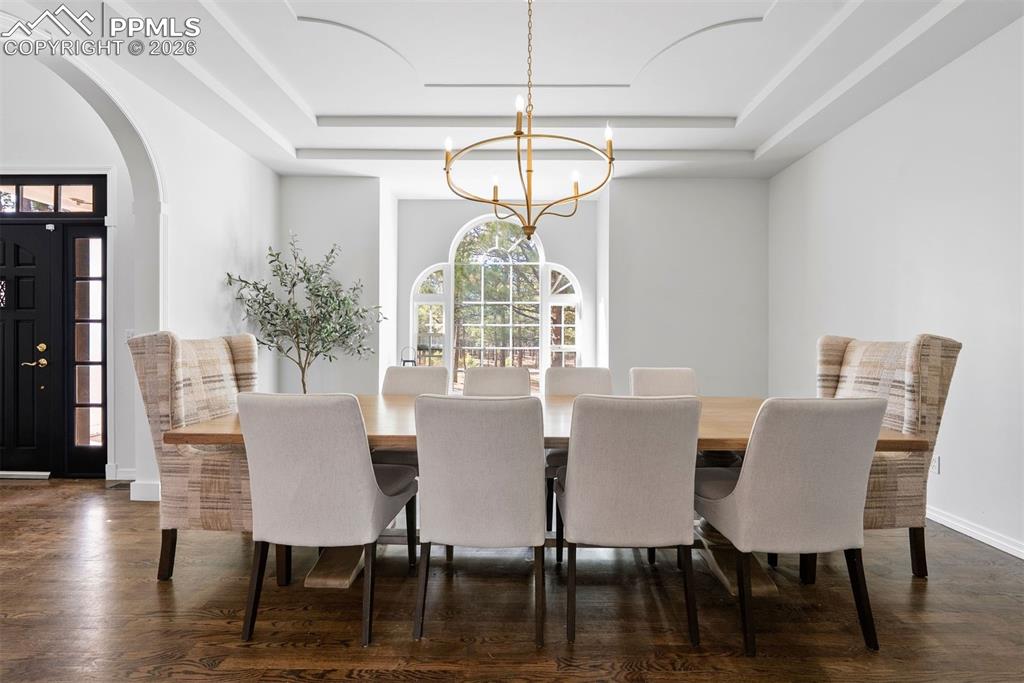 Image 11 of 50: Dining Area