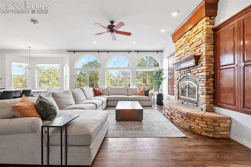 Image 14 of 50: Living Room