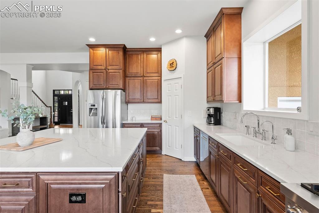 Image 20 of 50: Kitchen