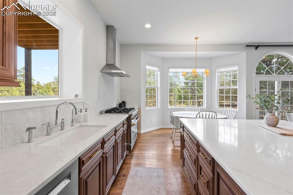 Image 21 of 50: Kitchen