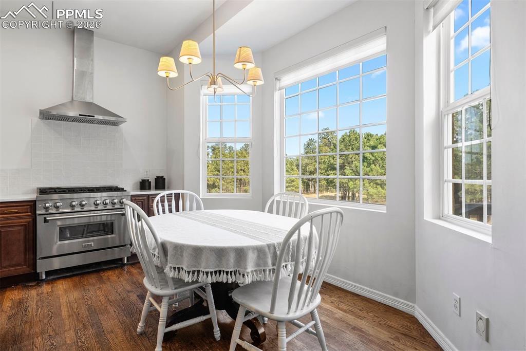 Image 22 of 50: Dining Area