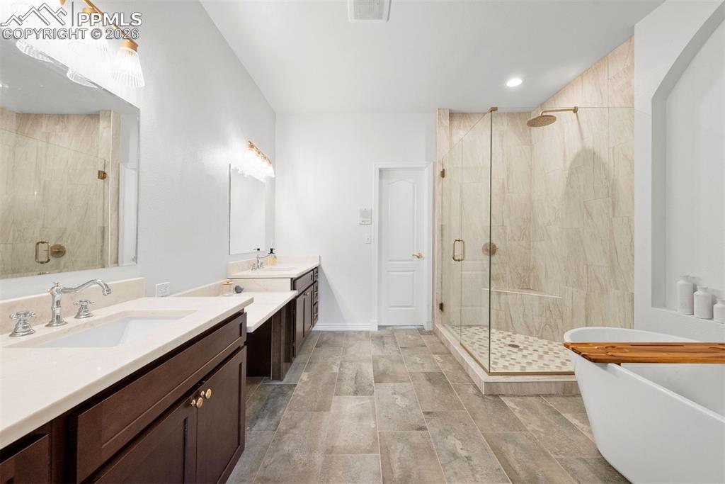 Image 27 of 50: Bathroom