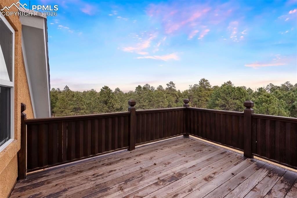 Image 29 of 50: Deck