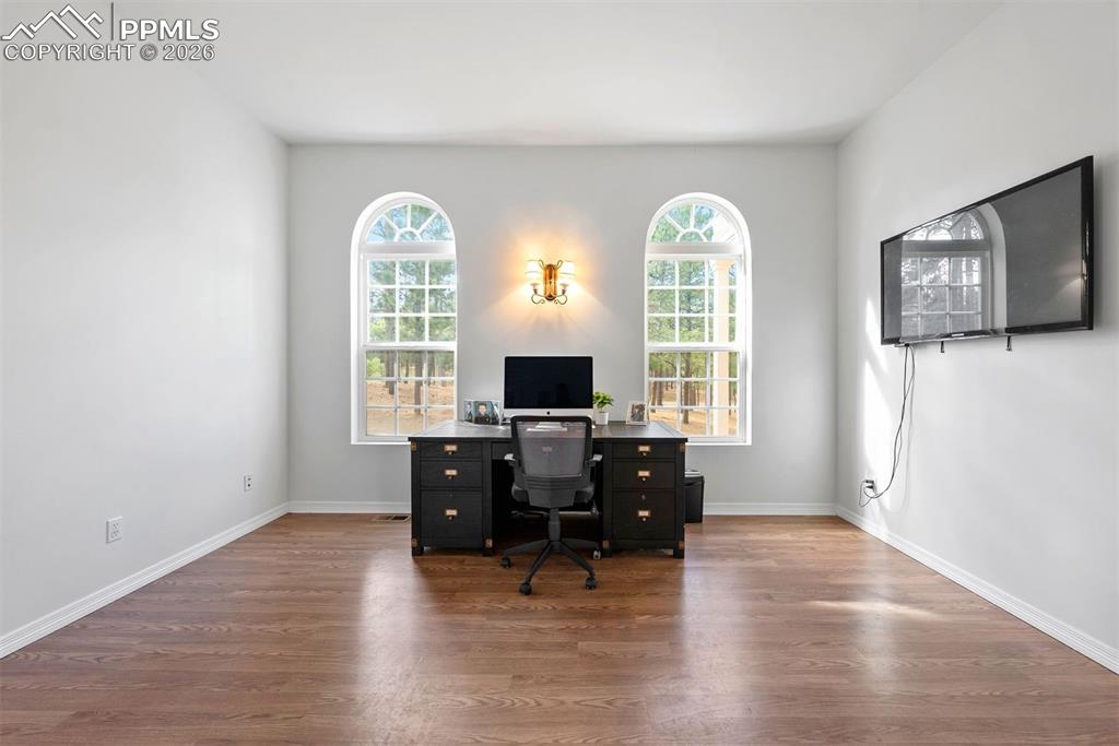 Image 31 of 50: Office