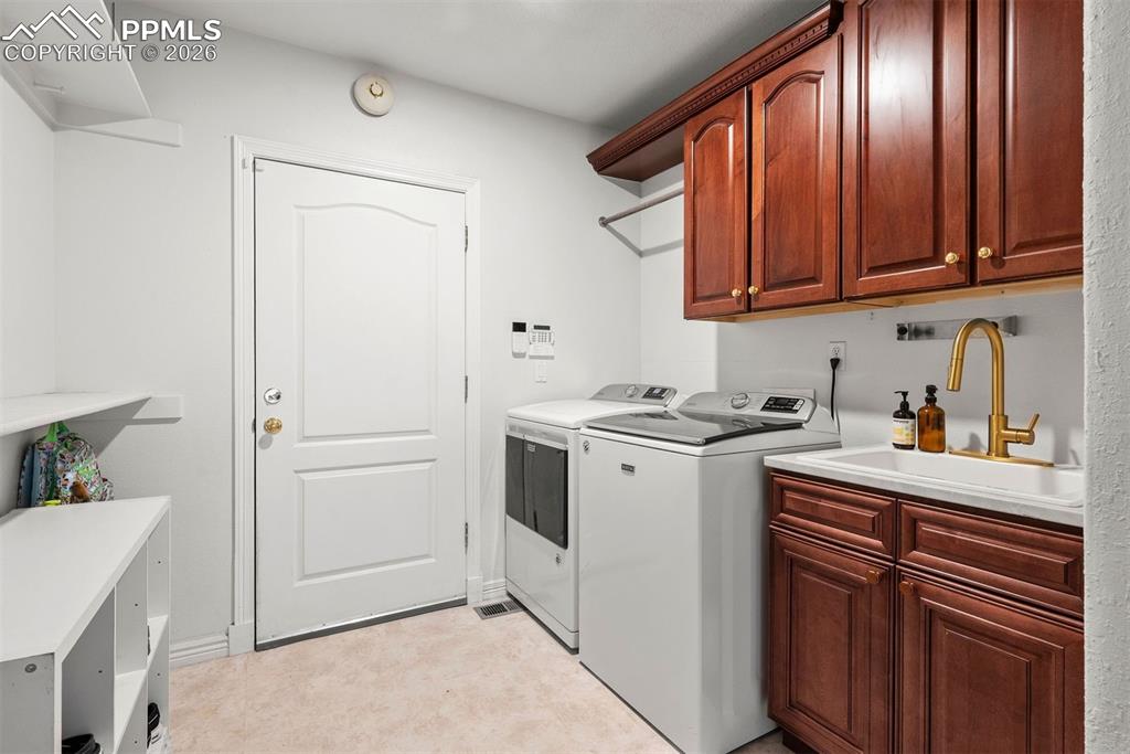 Image 32 of 50: Laundry