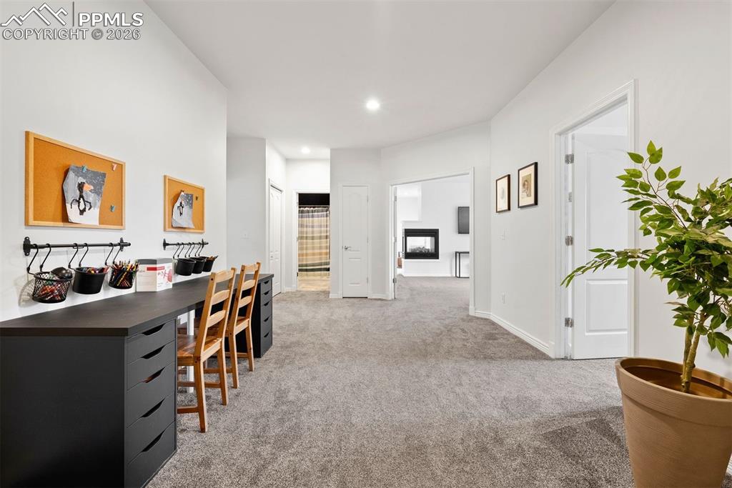 Image 33 of 50: Office