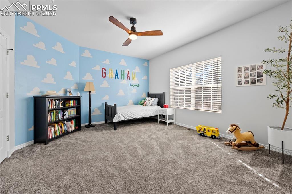 Image 35 of 50: Bedroom