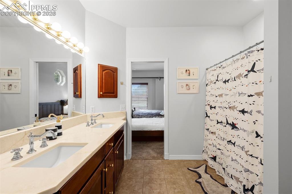 Image 38 of 50: Bathroom