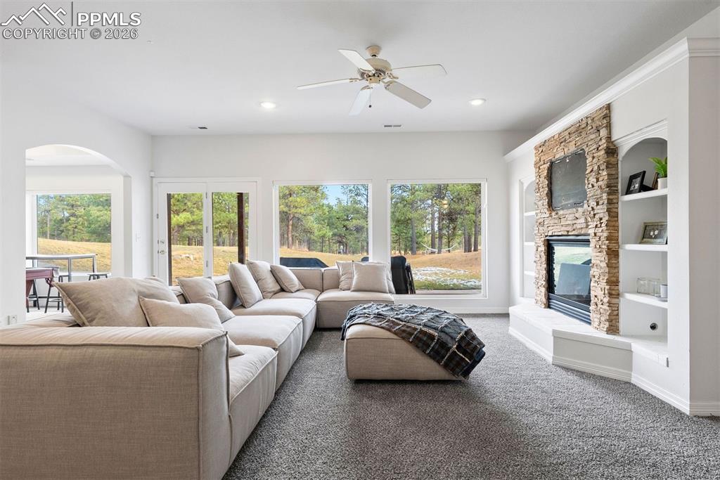 Image 41 of 50: Living Room