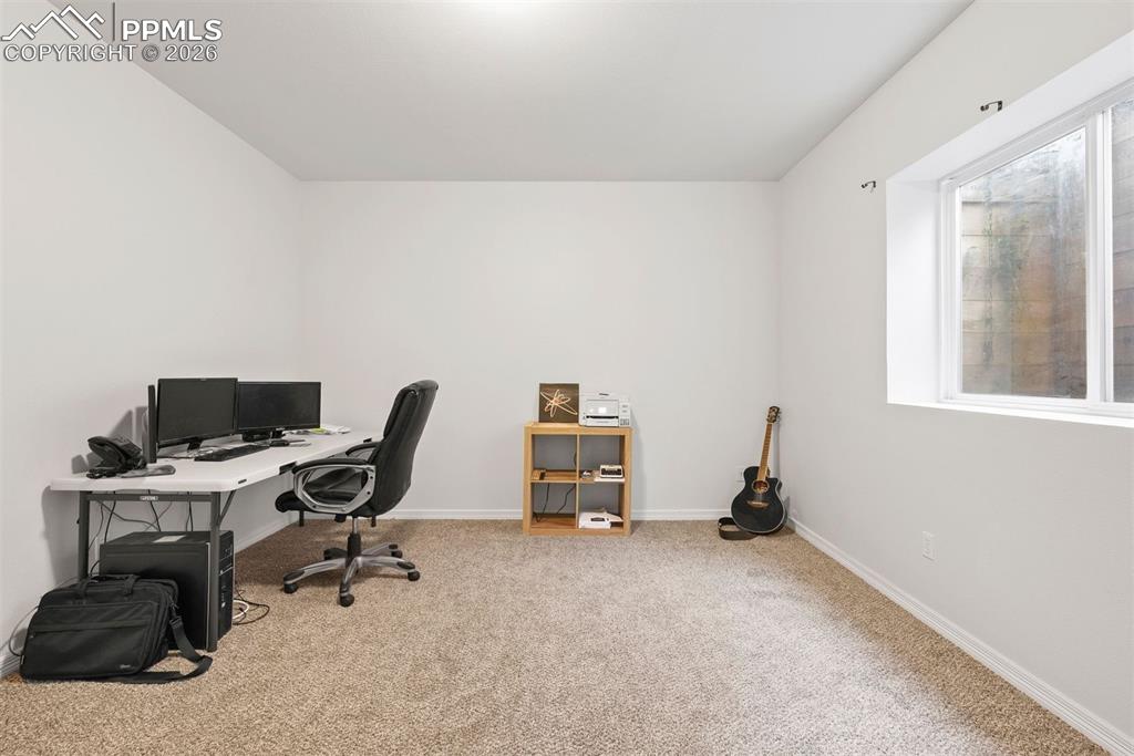 Image 46 of 50: Office