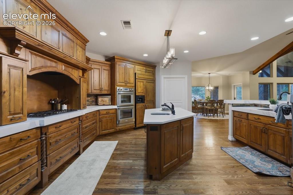 Image 15 of 50: Kitchen