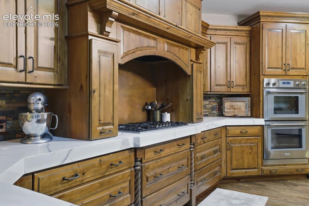 Image 18 of 50: Kitchen