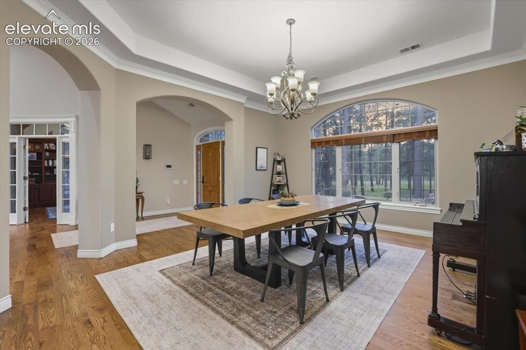 Image 4 of 50: Dining Area