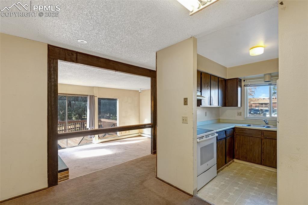 Image 12 of 30: Kitchen