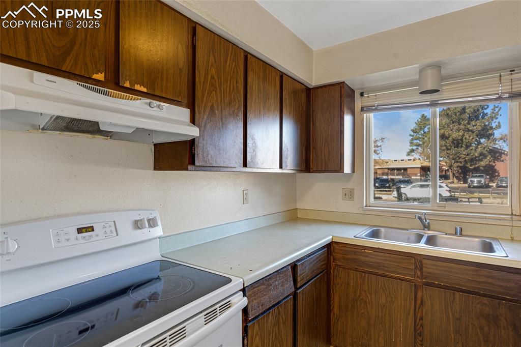 Image 13 of 30: Kitchen