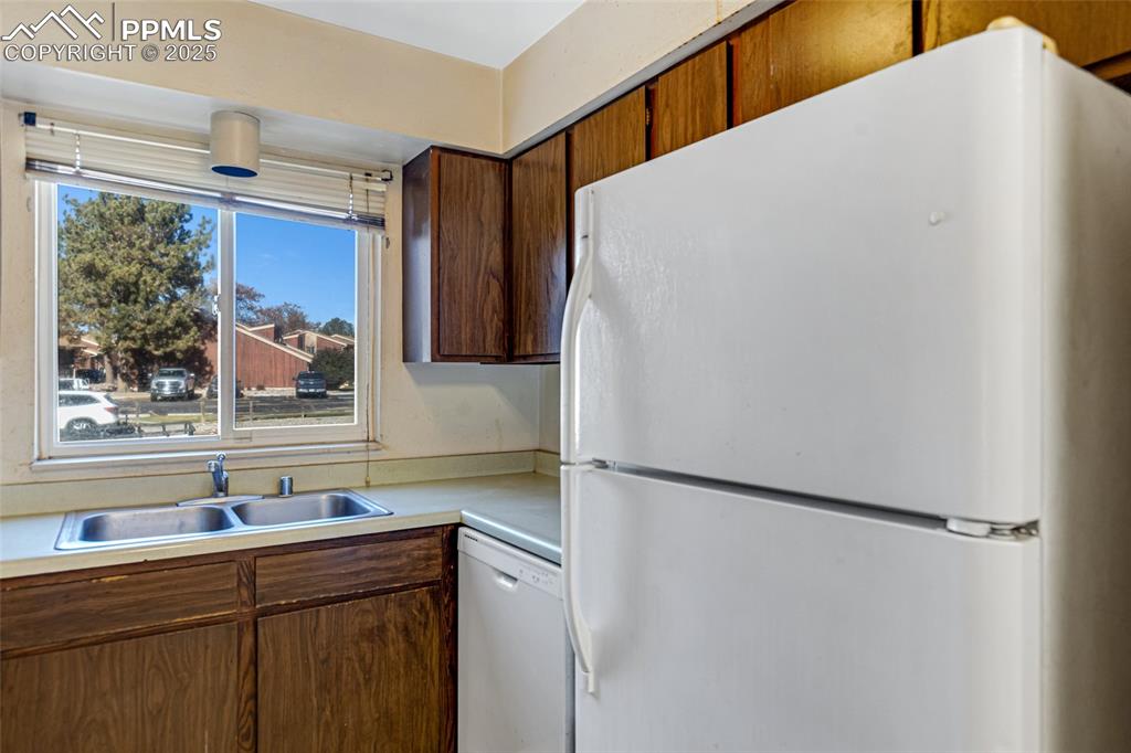 Image 14 of 30: Kitchen