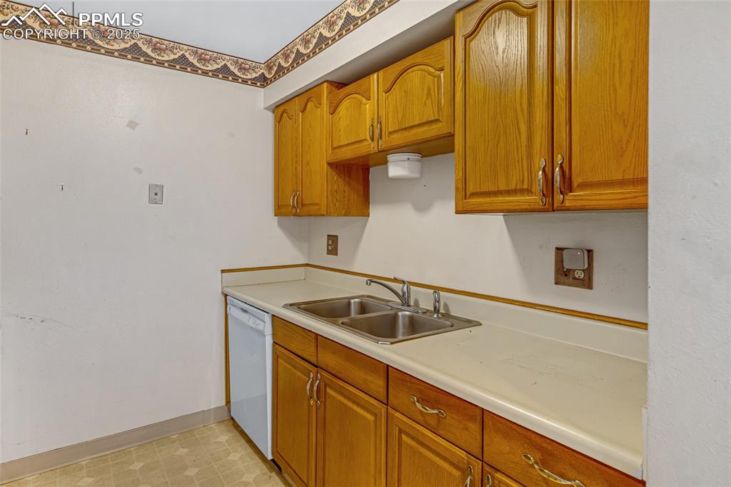 Image 24 of 30: Kitchen