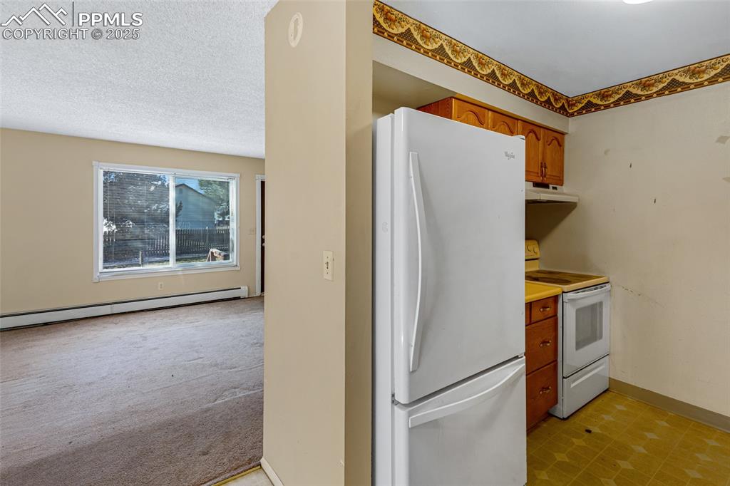 Image 25 of 30: Kitchen