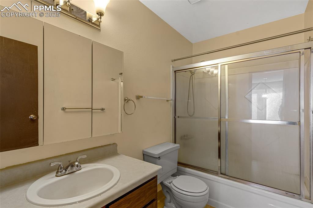 Image 27 of 30: Bathroom