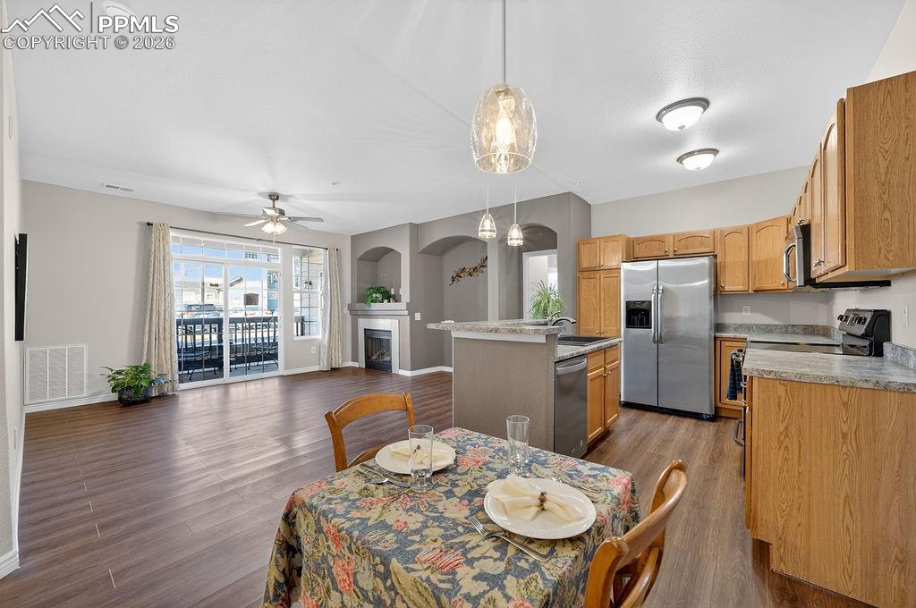 Image 10 of 26: Dining Area