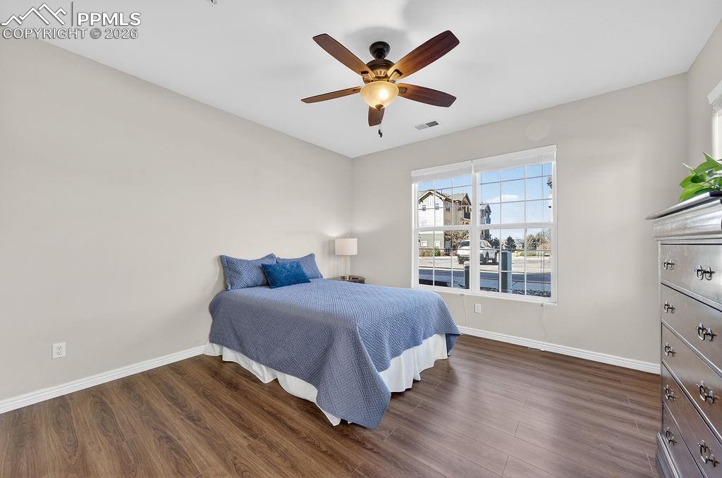 Image 14 of 26: Bedroom