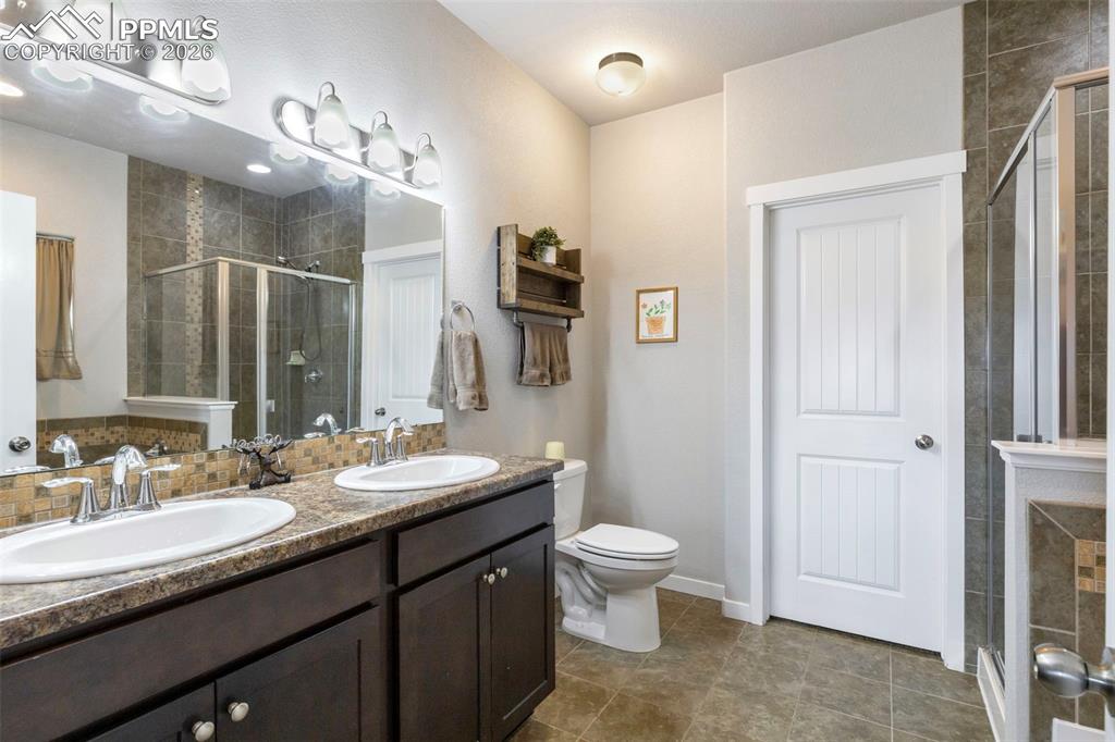 Image 15 of 28: Amply sized 5-piece primary bathroom featuring double vanity, free-standing