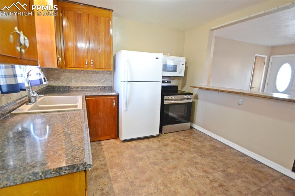 Image 13 of 34: Kitchen