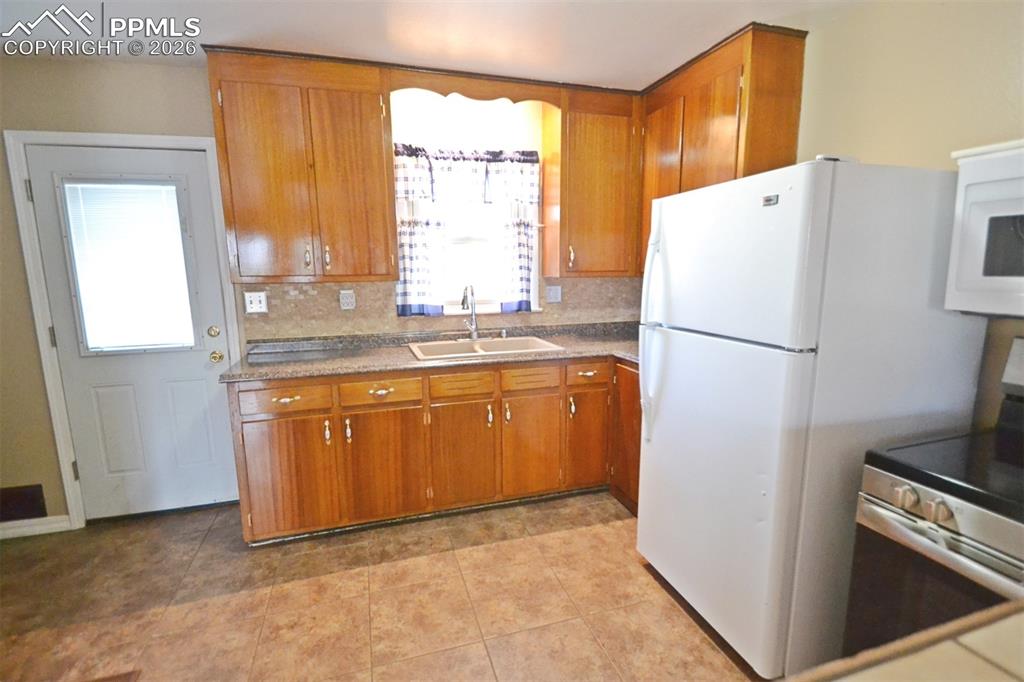 Image 14 of 34: Kitchen