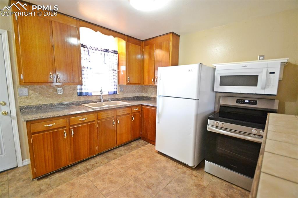 Image 15 of 34: Kitchen