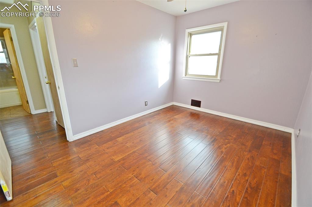 Image 22 of 34: Bedroom