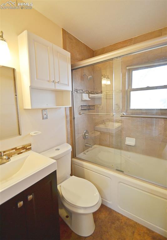 Image 23 of 34: Bathroom