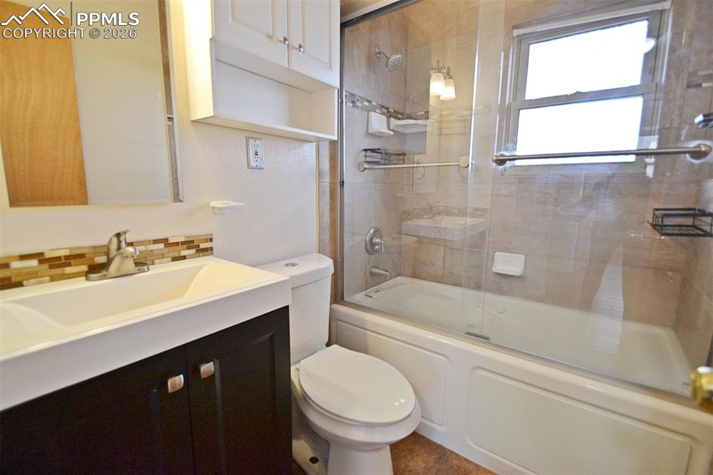 Image 24 of 34: Bathroom