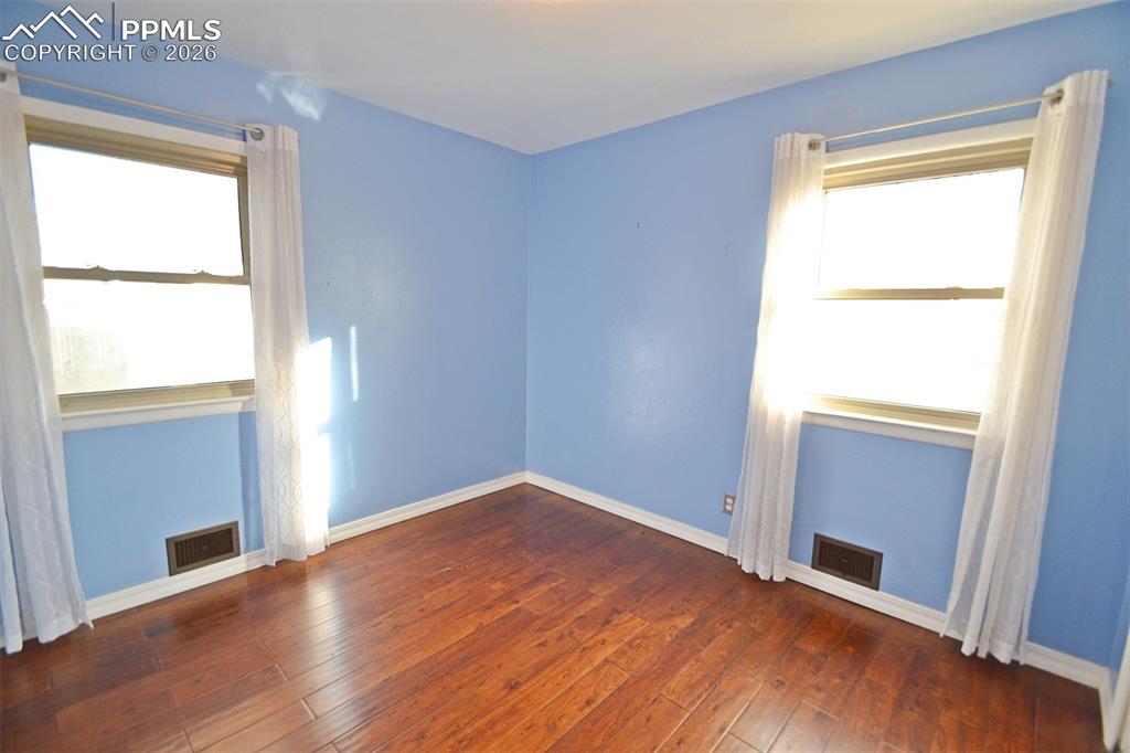 Image 25 of 34: Bedroom