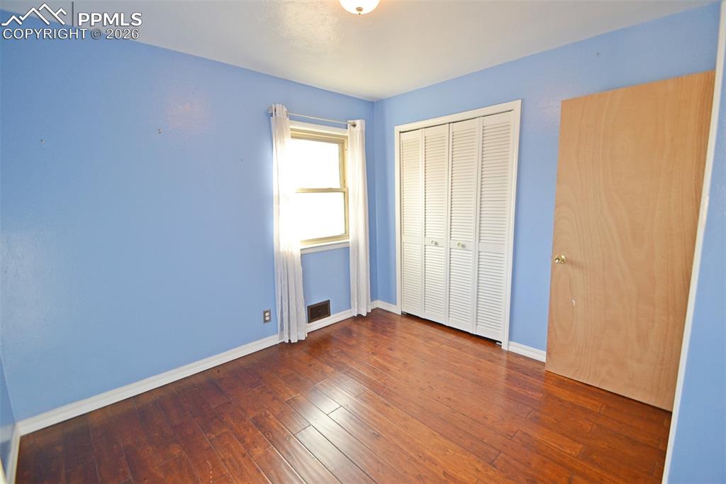 Image 26 of 34: Bedroom