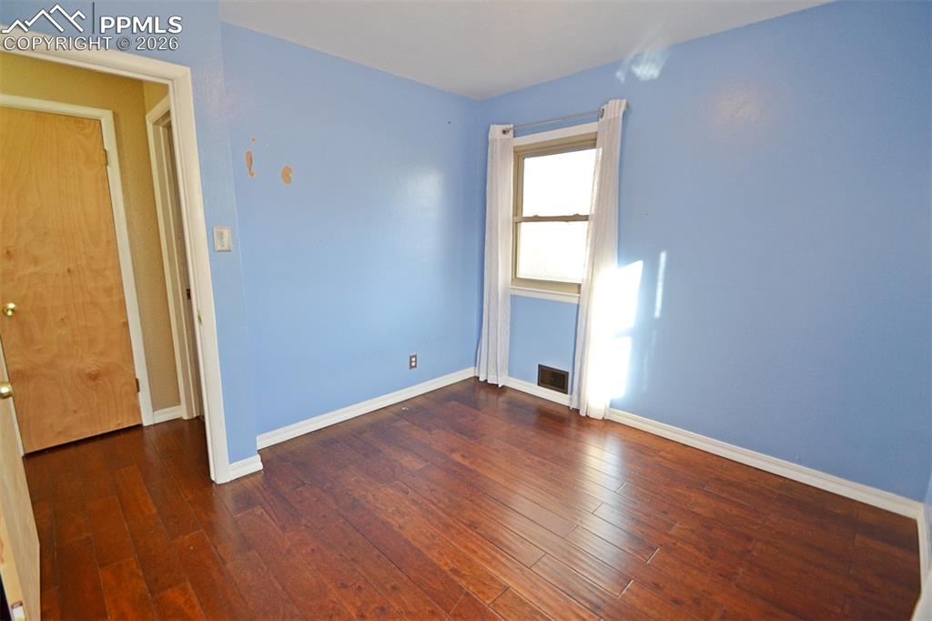 Image 28 of 34: Bedroom