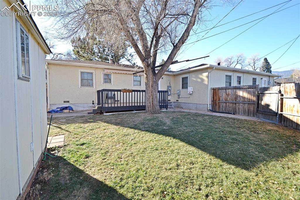 Image 32 of 34: Yard