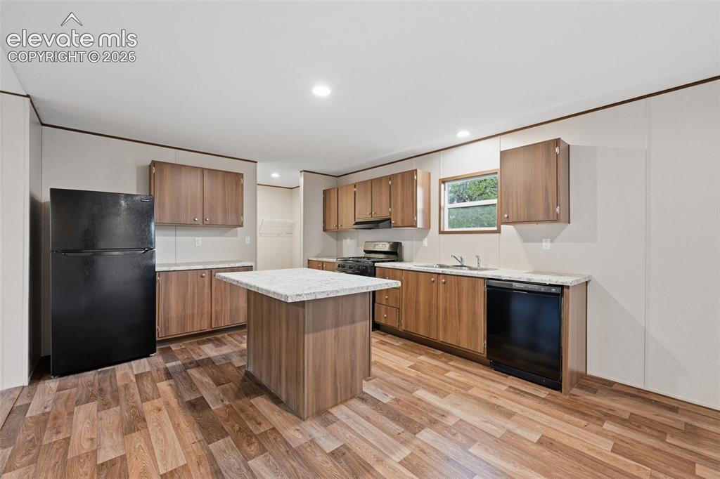 Image 13 of 42: Kitchen
