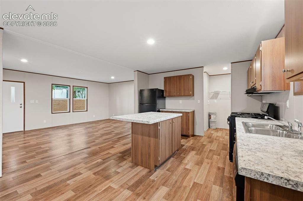 Image 15 of 42: Kitchen