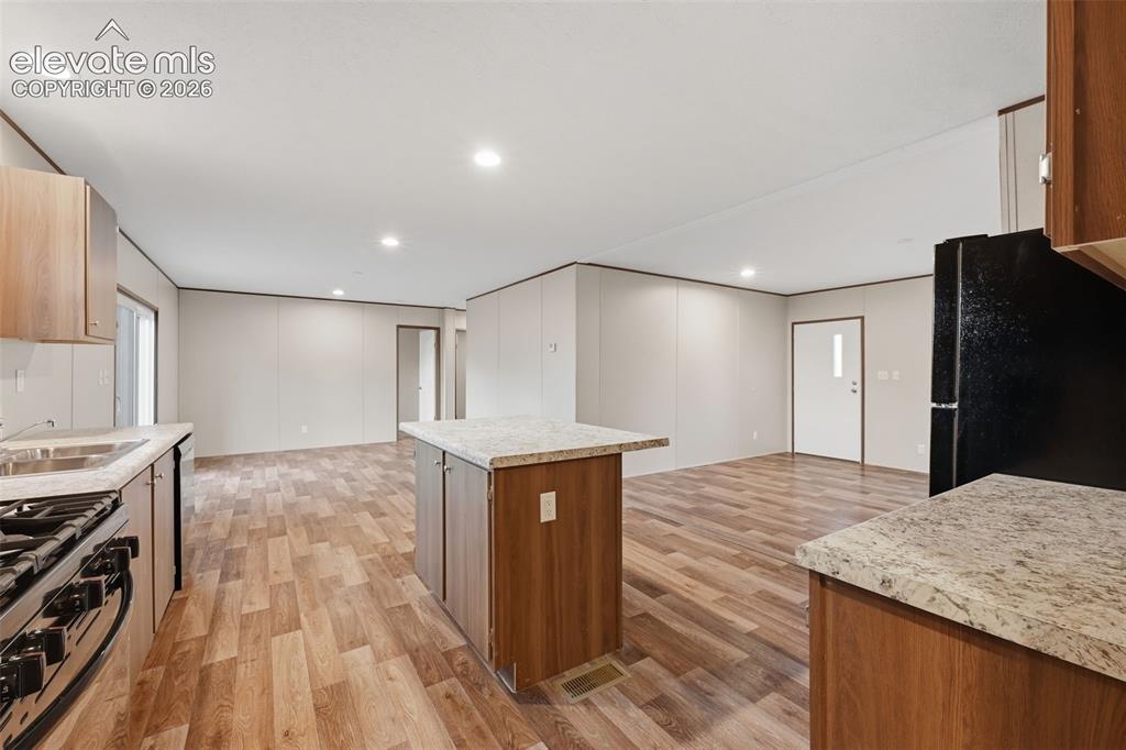 Image 16 of 42: Kitchen