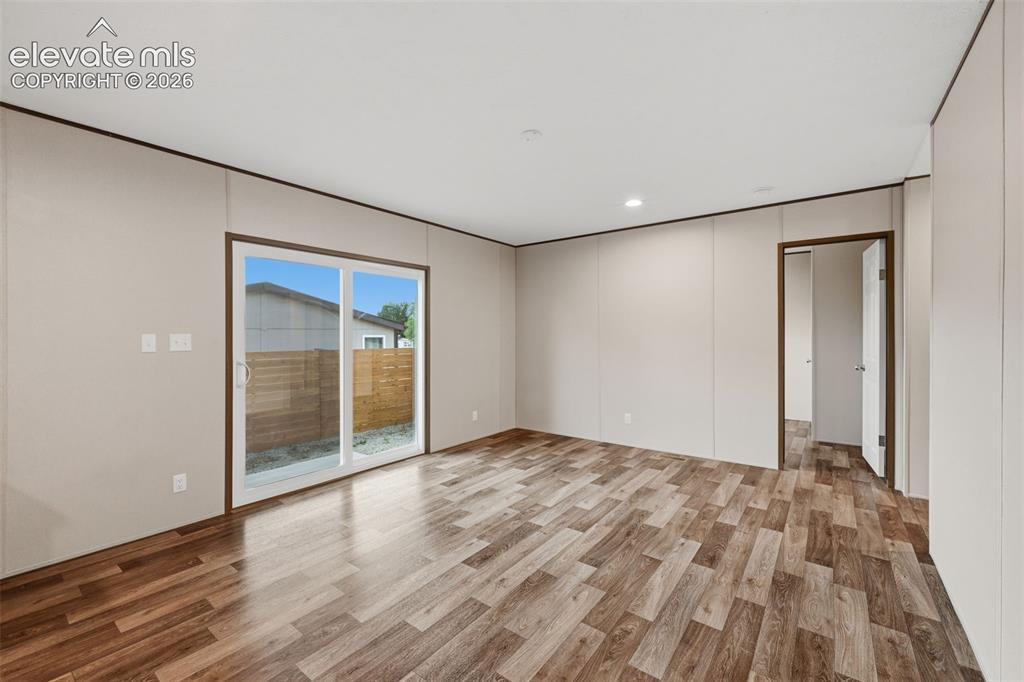 Image 18 of 42: Den