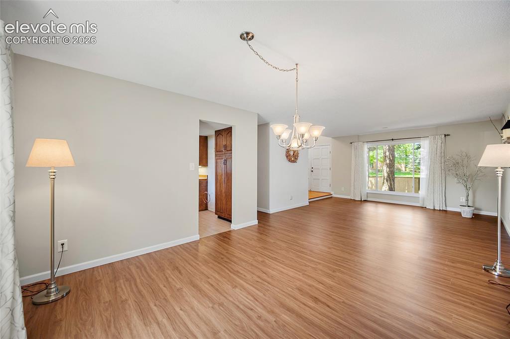 Image 10 of 50: Dining Area