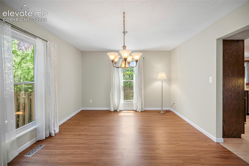 Image 11 of 50: Dining Area