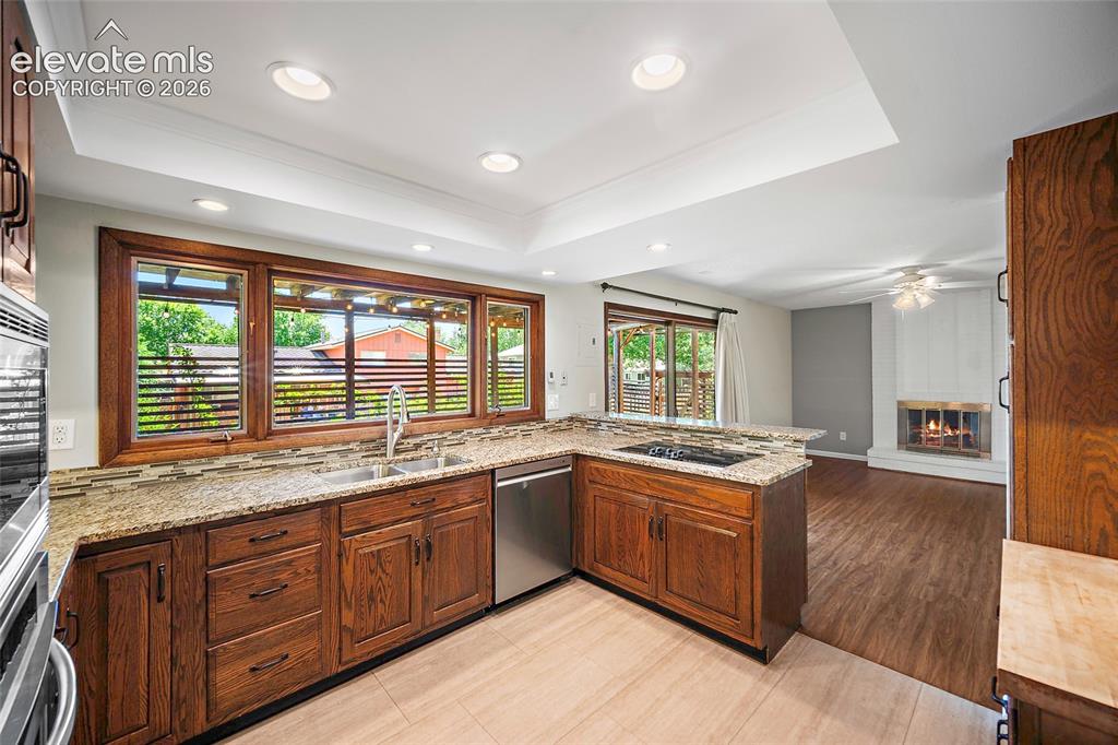 Image 14 of 50: Kitchen