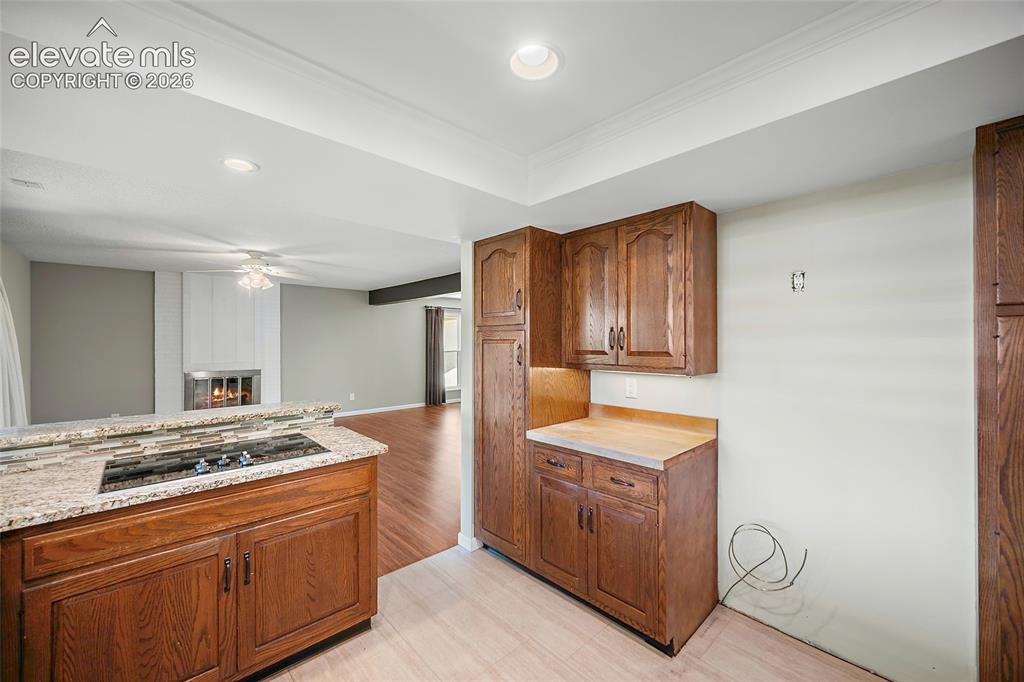 Image 15 of 50: Kitchen