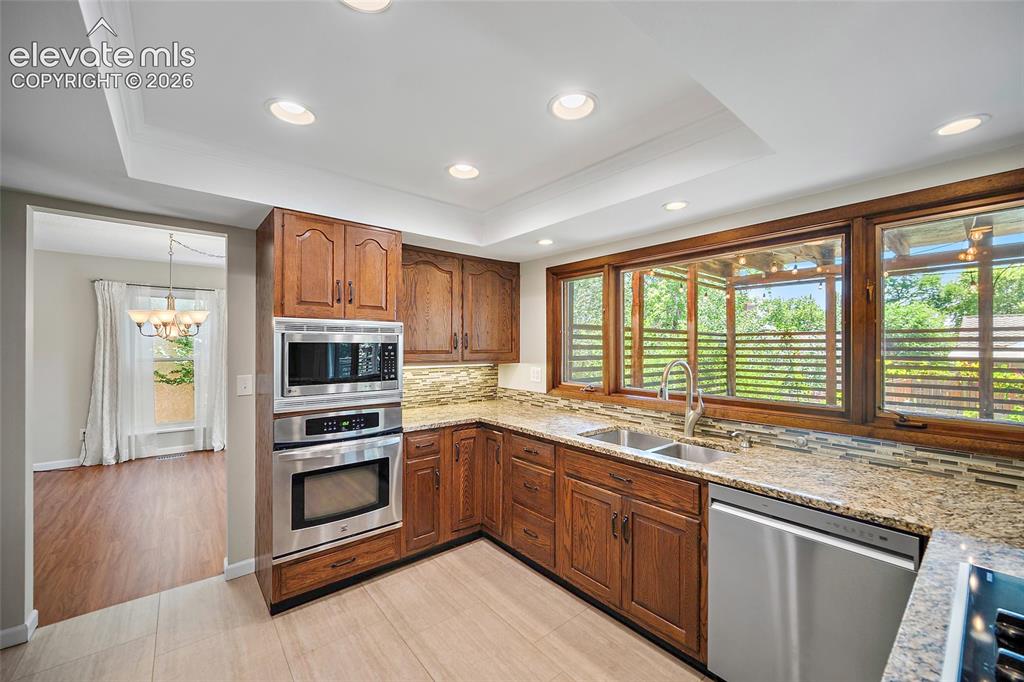 Image 16 of 50: Kitchen