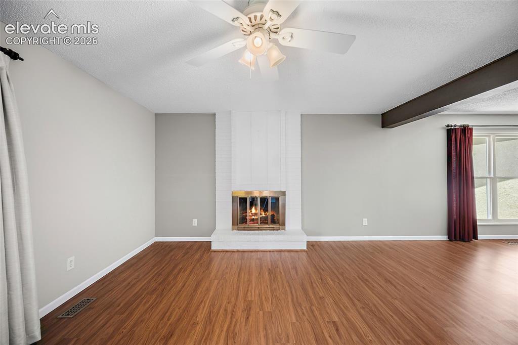 Image 18 of 50: Gas Fireplace